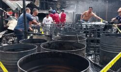 Bangunan Diduga Buat Timbun BBM di Samarinda Terbakar