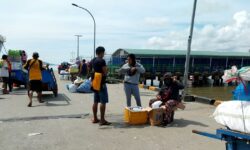 Ani Membiayai Anaknya Kuliah dari Berdagang Asongan di Pelabuhan Nunukan