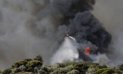 Kebakaran Hutan Mengamuk di Dekat Athena, Ratusan Orang Dievakuasi