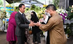 Presiden Jokowi Takziah ke Rumah Duka Tjahjo Kumolo