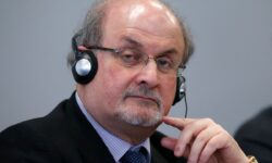 Novelis Salman Rushdie Mulai Pulih