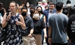 Singapura akan Hapus Sebagian Besar Aturan Masker Dalam Ruangan