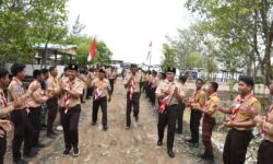 Di Pantai Marina, Hanafiah Lantik 64 Anggota Saka Bahari Lanal Nunukan