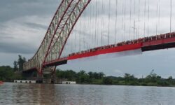 Bendera Merah Putih Raksasa Berkibar di Jembatan Kutai Kartanegara