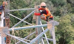 PLN Bangun Jaringan Transmisi Terpanjang di Kalimantan Barat