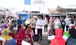 Awali Kunjungan Kerja di Jawa Barat, Jokowi Bagi Bansos di Pasar Cicaheum