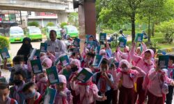 100 Anak PAUD Al-Azhar Jadi Tamu Istimewa Perpustakaan Daerah