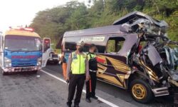 Minibus Terserat Truk Tronton 2 Kilometer, Lima Tewas