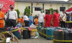 Polri Ringkus 66 Penimbun dan Pengoplos Puluhan Ton BBM di Jawa Tengah