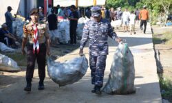 TNI AL Nunukan Bersihkan 38 Ton Sampah Botol Pelampung Rumput Laut