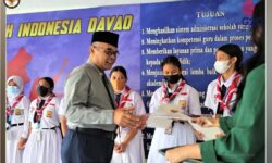 Guru dan Murid Sekolah Indonesia Davao Dapat Penghargaan