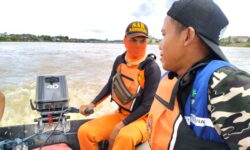 Dua Perahu Cas Bertabrakan, Taufik Hilang di Sungai Mahakam