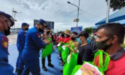 Imbas Kenaikan BBM, Polresta Samarinda Bagikan Sembako ke Warga Kurang Mampu
