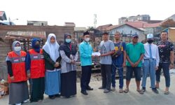 SMA Fastabiqul Khairat Gandeng Rumah Zakat Donasikan Bantuan Korban Kebakaran Samarinda