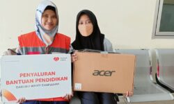 Rumah Zakat Bayarkan Uang Kuliah Hingga Donasikan Laptop Anak Yatim & Dhuafa di Samarinda