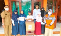 Empat Paket Al Qur’an Braille Buat Murid SLB di Samarinda