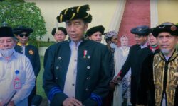 Jokowi Dianugerahi Gelar Kesultanan Ternate