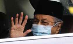 Mantan PM Malaysia Mahathir Keluar dari RS Usai Perawatan COVID