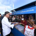 Jokowi Berikan Bansos ke Pedagang Pasar Langgur di Maluku Tenggara