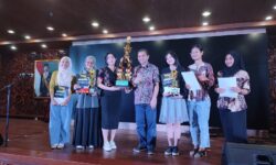 Yuni Dewita Raih Piala Bergilir Wagub Lomba Baca Puisi Repertoar Kebudayaan