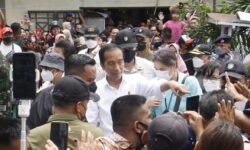 Presiden Jokowi Bagikan Bansos bagi Pedagang Pasar Klandasan Balikpapan