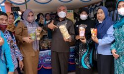 Gubernur Buka Gelaran Pangan Murah di Jalan Basuki Rahmat
