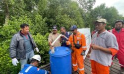 Warga Marangkayu Dilatih PHKT Tangani Tumpahan Minyak Pakai Serat Kelapa