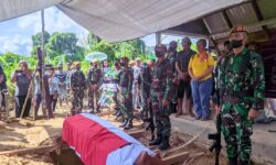 Satgas Pamtas RI-Malaysia Yonarmed 5 Pancagiri Makamkan Antonius Lung Gun