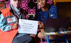 Rumah Zakat Berikan Bantuan Laptop Buat Anak Yatim