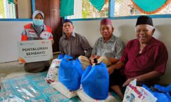 Berbagi, PT Pegadaian & Bank Indonesia Bantu Sembako 20 Lansia Pra Sejahtera di Samarinda