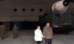 Mengejutkan, Kim Jong-un Muncul ke Publik Bersama Putrinya