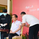 Jokowi Terima Vaksin Booster Kedua Pakai Vaksin Indovac