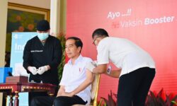 Jokowi Terima Vaksin Booster Kedua Pakai Vaksin Indovac