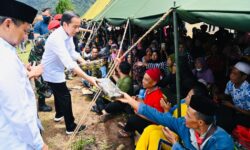 Ditemui Jokowi, Korban Gempa Cianjur Terima Bantuan