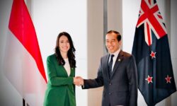 Jokowi Bertemu PM Selandia Baru di Bangkok, Spirit G20 Mesti Berlanjut di KTT APEC