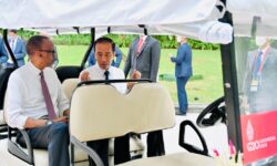 Jokowi dan Presiden Rwanda Ngobrol Santai Sambil Naik Mobil Golf