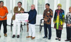 Isran Serahkan Bantun Pemerintah dan Rakyat Kaltim Rp7 Miliar untuk Korban Gempa Cianjur