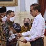 Jokowi Serahkan 1,55 Juta Sertifikat Tanah di 34 Provinsi