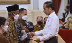 Jokowi Serahkan 1,55 Juta Sertifikat Tanah di 34 Provinsi