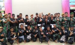 Hadiri Apel HUT ke-9 Mahakam Ulu, Satgas Pamtas Yornamed 5 Tampilkan Pencak Silat PSHT