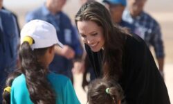 Angelina Jolie Mundur sebagai Utusan Pengungsi PBB