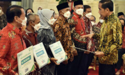 Jokowi Serahkan KUR Klaster dan Salurkan Dana melalui LPDB KUMKM, Ini Daftarnya