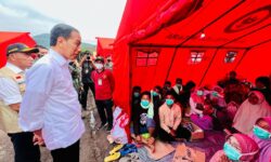 Temui Pengungsi Gempa Cianjur, Jokowi Bagikan Ayam dan Nasi dari Jakarta