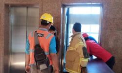Ayah dan Anak Terjebak 30 Menit Dalam Lift Hotel di Balikpapan