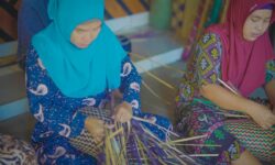 Ciptakan Lapangan Kerja, IKM Binaan PLN di Kalimantan Ini Serap Pengrajin Lokal