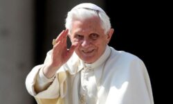 Paus Benediktus XVI Tutup Usia