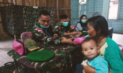 Satgas Pamtas Yonif 621/Manuntung Gelar Pengobatan Gratis dan Serahkan Bansos di Tulin Onsoi