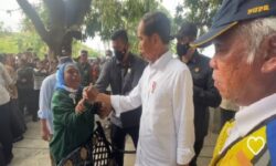 Cerita Ibu Siti Mendapat Bantuan UKT untuk Devid Teluassa dari Jokowi