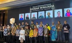 22 Pegiat Pelindungan WNI Terima Penghargaan Hassan Wirajuda Award 2022