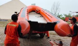 Perahu Pemancing Terbalik di Bontang, Dua Orang Hilang